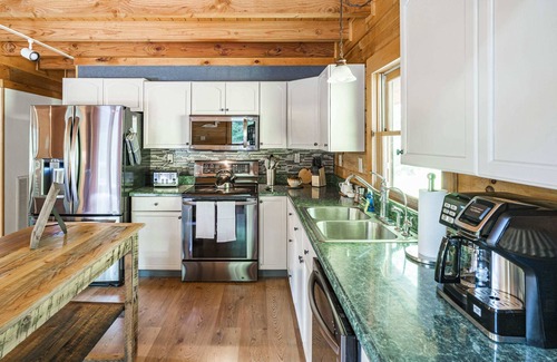 Whiteside Cabin | Hillside Haven | Luxe Hot Tub | Cornhole | Jenga