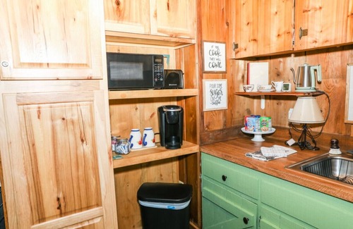 Vesta Cabin | Hillside Hideaway by Buffalo Mountain Getaway