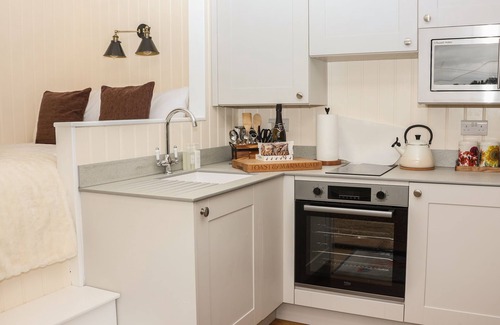 Radbourne Cottage | HILLSIDE HUT, pet friendly, with hot tub in Ashbourne