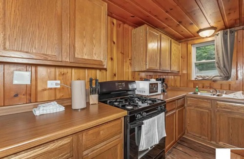 Phelps Cabin | Hillside Resort Cabin #6