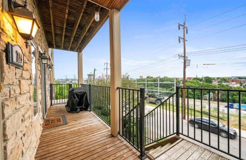 Covington House | Hilltop 3BR for 10, Private Garage, Skyline Views