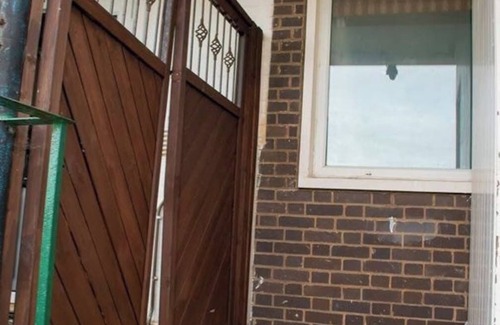 Kirk Sandall Apartment | HILLTOP PLACE SUITES: Near Doncaster Racecourse