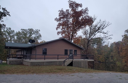 Murphysboro House | Hilltop Retreat 2: Spacious, pond-front home for 12 near wine trail!