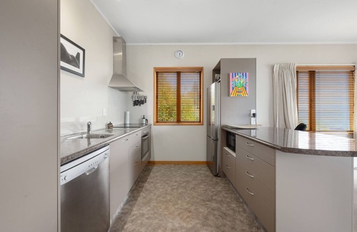 Bluff Hill House | Hilltop Views - Bluff Hill Holiday Home