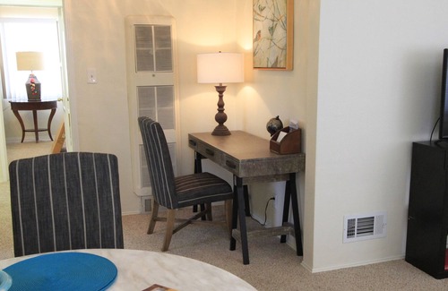 Altadena House | HIP CHARM & COMFORT IN ALTADENA (Pasadena adjacent)