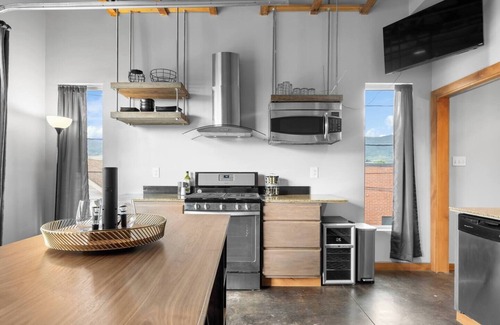 Butte House | Hip Loft with Garage Parking