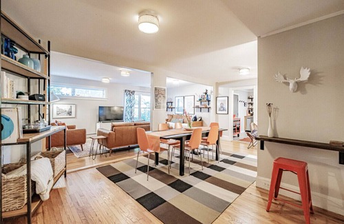 East End Apartment | Hip & Luxurious Garden Retreat for Families, Foodies & Adventurers