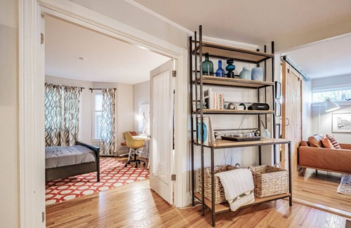 East End Apartment | Hip & Luxurious Garden Retreat for Families, Foodies & Adventurers