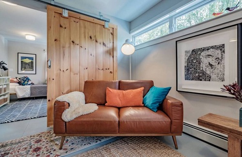 East End Apartment | Hip & Luxurious Garden Retreat for Families, Foodies & Adventurers