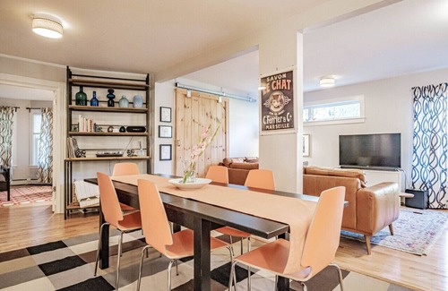 East End Apartment | Hip & Luxurious Garden Retreat for Families, Foodies & Adventurers