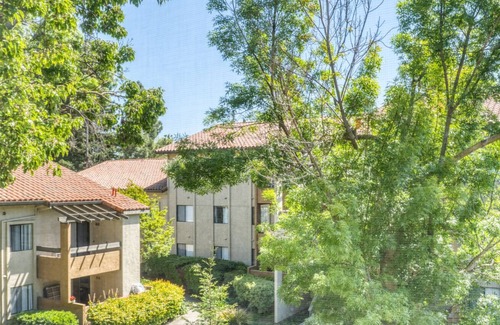 Shoreline West Apartment | Hip Mountain View 1BR w/ Pool, Gym & W/D, near FB & Google, by Blueground