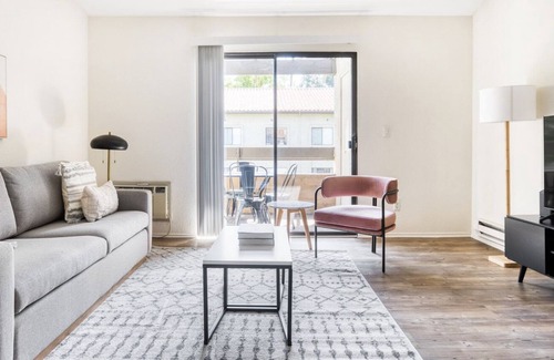 Shoreline West Apartment | Hip Mountain View 1BR w/ Pool, Gym & W/D, near FB & Google, by Blueground