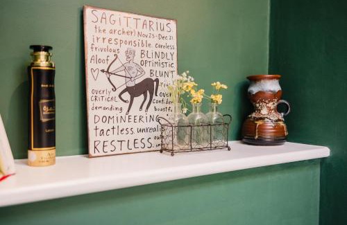 Milton-under-Wychwood Apartment | Historic 3 Bedroom Cottage in the Cotswolds