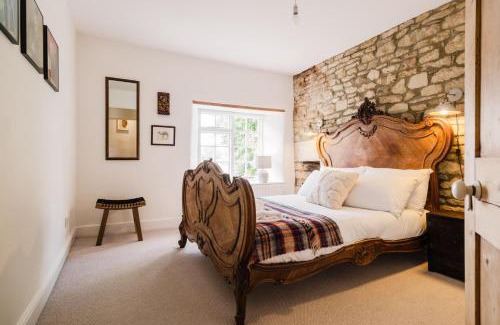 Milton-under-Wychwood Apartment | Historic 3 Bedroom Cottage in the Cotswolds