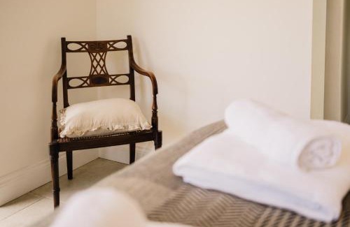 Milton-under-Wychwood Apartment | Historic 3 Bedroom Cottage in the Cotswolds