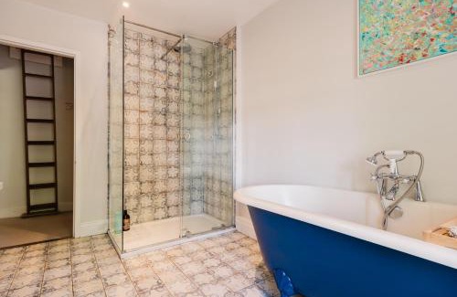 Milton-under-Wychwood Apartment | Historic 3 Bedroom Cottage in the Cotswolds
