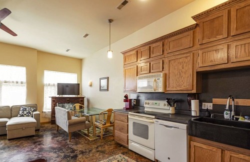 De Soto Apartment | Historic building with comfortable rooms in De Soto