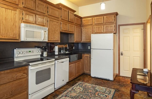 De Soto Apartment | Historic building with comfortable rooms in De Soto