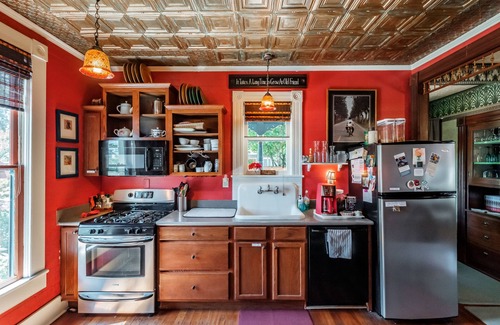 Monmouth House | Historic & Charming Home In Willamette Valley Wine Country 1 Block from WOU