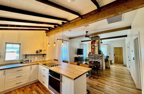 Macon House | Historic Cottage Downtown Macon with off street parking