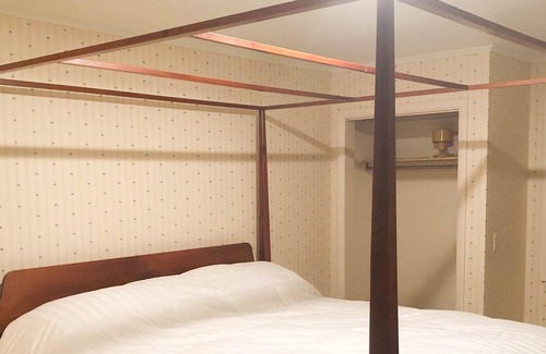 Palmyra House | Historic Farmhouse on 100 acres