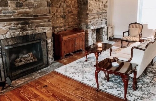 Danboro House | Historic HoneyBee Grove-EVENT/PET/FAMILY FRIENDLY