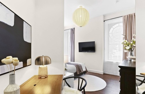 Downtown Baltimore Hotel | Historic King Studio in Prime Location
