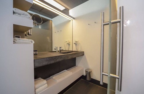 Leiden Hotel | Historic Leiden Room with Indoor Swimming Pool Near Cultural Sites