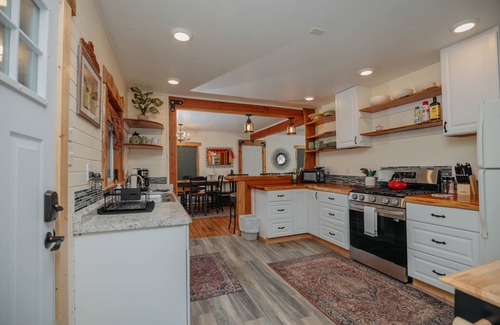 Ashford House | Historic Retreat with Hot Tub and Firepit at Entrance of Mt. Rainier