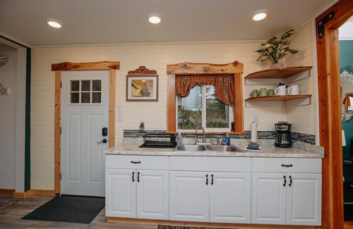 Ashford House | Historic Retreat with Hot Tub and Firepit at Entrance of Mt. Rainier