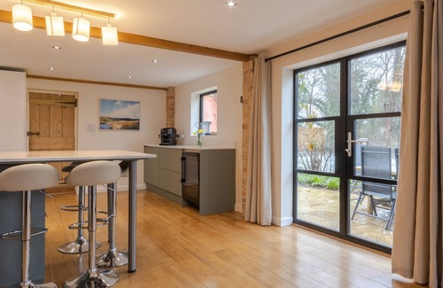 Godmanchester House | Historic Riverside Retreat ~ Walk to Pubs ~Garden