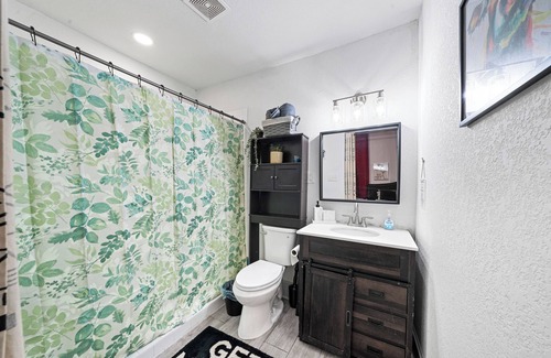 Alta Vista Apartment | Historic SA Apt l 30+ Day Stay Central & Airport