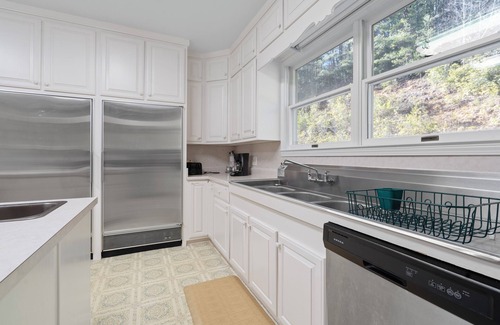 Blairsville Cabin | Historic Souther Country Inn - Spacious Retreat!