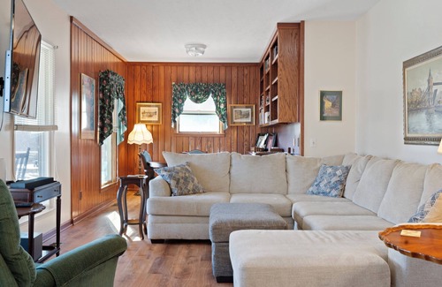 Blairsville Cabin | Historic Souther Country Inn - Spacious Retreat!