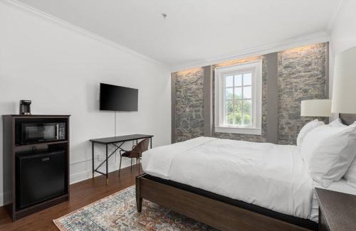 Santa Rosa Apartment | Historic Stonehouse Getaway Minutes to Downtown!