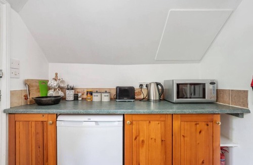 New Forest District House | Historic studio annexe for two with New Forest on your doorstep