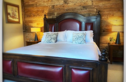 Idyllwild Cabin | Historic Writers Lodge w/spa as featured in San Diego Magazine. Walk to town.