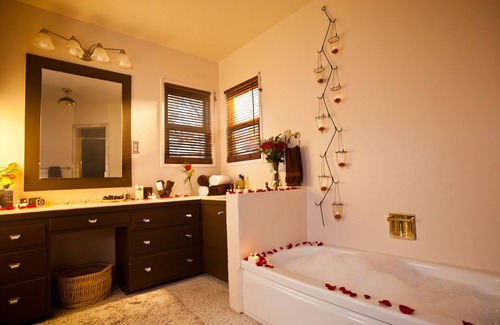 Idyllwild Cabin | Historic Writers Lodge w/spa as featured in San Diego Magazine. Walk to town.