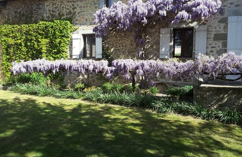 Saint-Barthelemy-de-Bussiere House | Holiday Gîtes in Dordogne - L'arbre Magnolia, a tranquil gite with pool