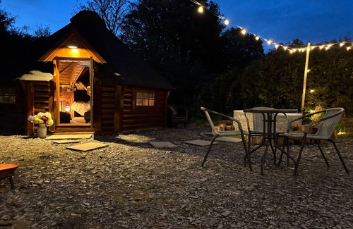 Dwyran Cabin | Hobbit Haven Hot Tub and Countryside Bliss