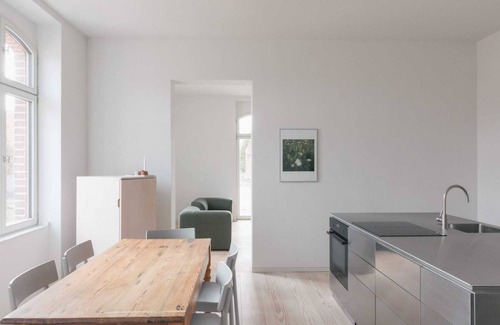 Werben Apartment | HOCHPARTERRE WEST: wood-burning stove, west-facing balcony and kitchen island