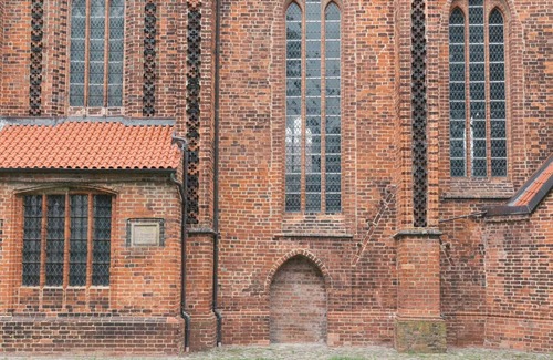 Werben Apartment | HOCHPARTERRE WEST: wood-burning stove, west-facing balcony and kitchen island