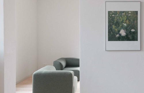 Werben Apartment | HOCHPARTERRE WEST: wood-burning stove, west-facing balcony and kitchen island