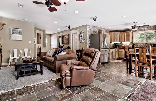 Carroll County House | Hogscald Hollow Beaver Lake, Kayaks, Hot Tub, Fire Pit, ON WATER, Self-Tour Seas
