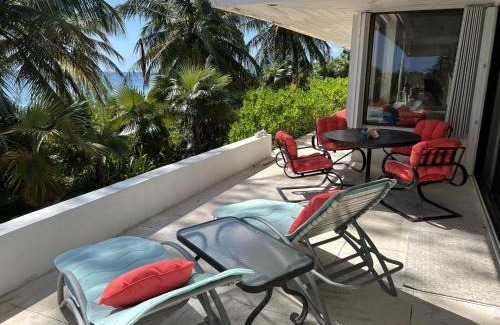 Savannah Sound House | HoHum - Private Beachfront House on Exclusive Windermere home