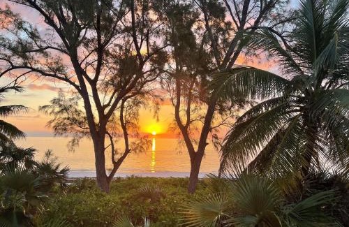 Savannah Sound House | HoHum - Private Beachfront House on Exclusive Windermere home