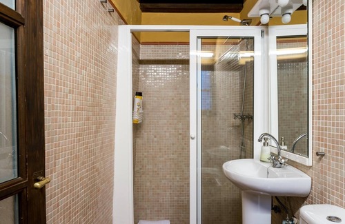 Santa Cruz Villa | Holi-Rent Historic House Next to the Alcázar.