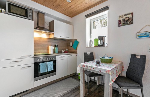 Wesselburener Deichhausen Apartment | Holiday Apartment "Ostwind" in a Thatched House with Garden and Wi-Fi