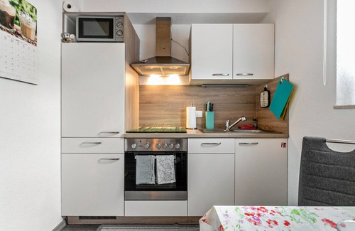 Wesselburener Deichhausen Apartment | Holiday Apartment "Ostwind" in a Thatched House with Garden and Wi-Fi