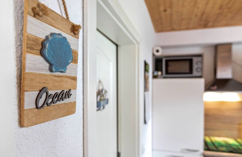 Wesselburener Deichhausen Apartment | Holiday Apartment "Ostwind" in a Thatched House with Garden and Wi-Fi